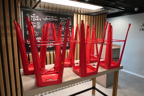 Barbord med 6 stk. barstole