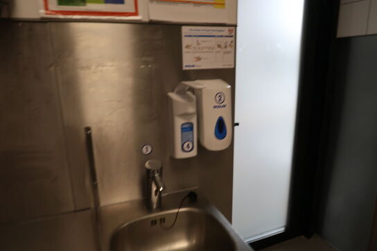 Håndvaskestation, hylde, papirdispenser, sæbedispenser m.m.