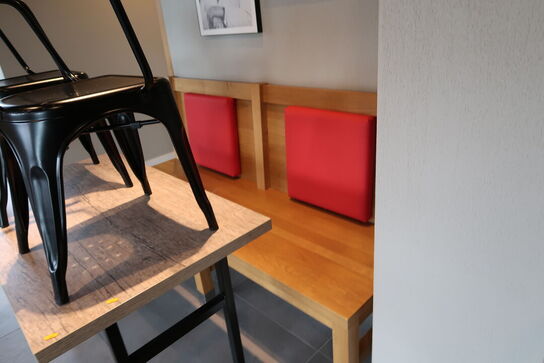 4 stk. borde, 6 stk. stole samt 2 stk. bænke