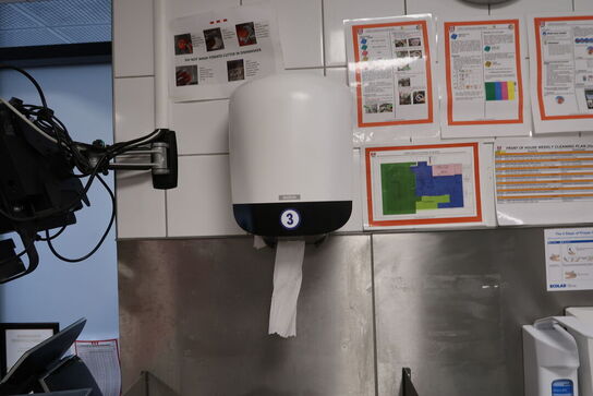 Håndvaskestation, hylde, papirdispenser, sæbedispenser m.m.