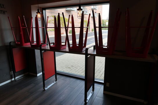 Barbord med 5 stk. barstole