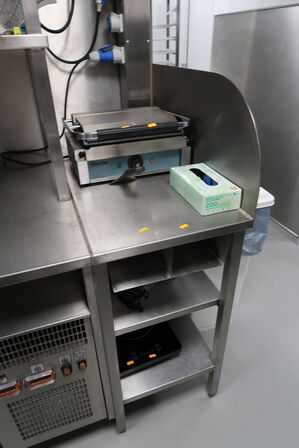 Rustfri stålbord uden indhold