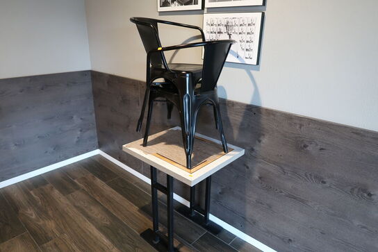 4 stk. borde, 6 stk. stole samt 2 stk. bænke