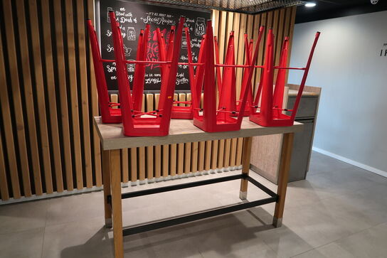 Barbord med 6 stk. barstole