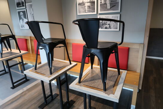 4 stk. borde, 6 stk. stole samt 2 stk. bænke