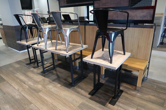 3 stk. borde, 4 stk. stole samt 2 stk. bænke