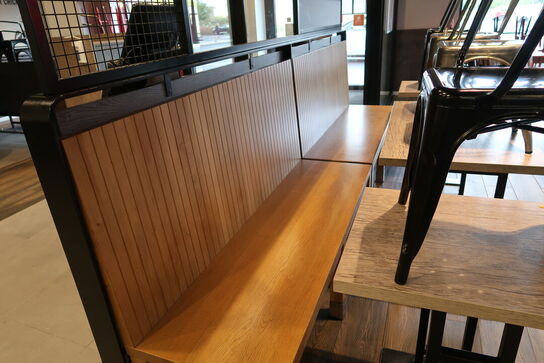 3 stk. borde, 4 stk. stole samt 2 stk. bænke