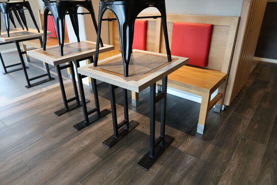 4 stk. borde, 6 stk. stole samt 2 stk. bænke