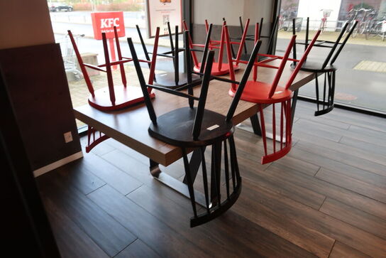 Bord med 7 stk. stole