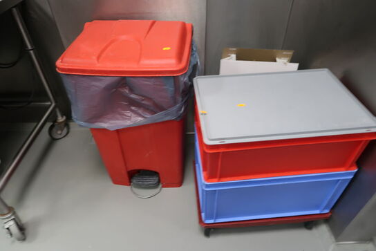 Skraldespand samt plastikkasser