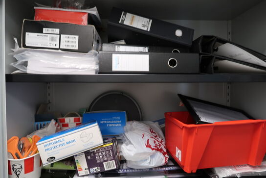 Stålskab med div. Køkkenudstyr (fritureolietester medfølger ikke)