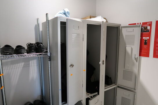 2 stk. stole, bord, reol samt omklædningsskabe med indhold