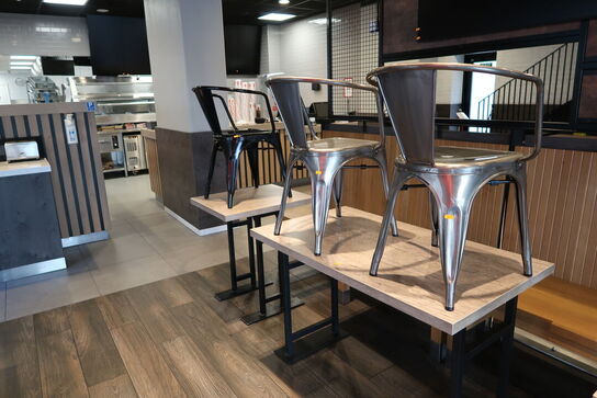 3 stk. borde, 4 stk. stole samt 2 stk. bænke