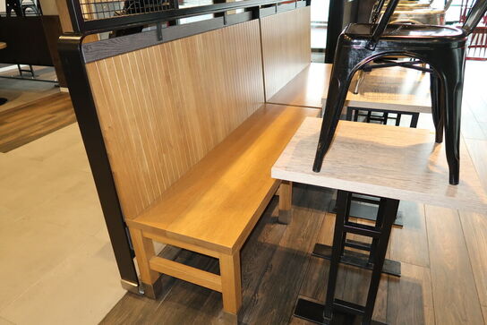 3 stk. borde, 4 stk. stole samt 2 stk. bænke