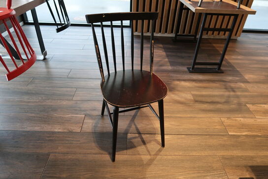 Bord med 7 stk. stole