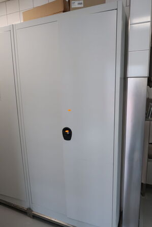 Stålskab med div. Rengøringsmidler