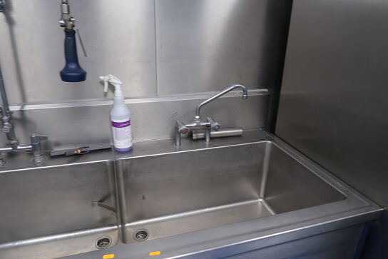 Rustfri stålvaske med armatur m.m.