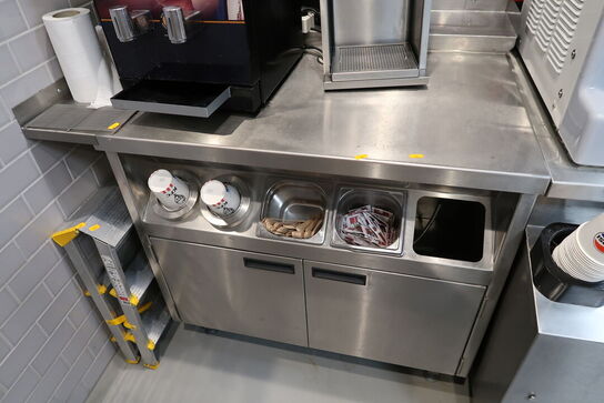 Rustfri stålbord med indhold (2 stk. maskiner medfølger ikke)