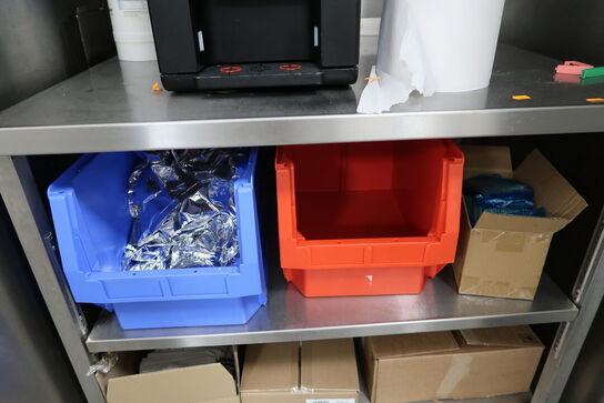 Rustfri stålbord med indhold (mosmaskine medfølger ikke)