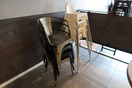 2 stk. borde, 6 stk. stole samt 4 stk. børnestole