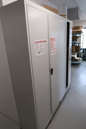 Stålskab med div. Køkkenudstyr (fritureolietester medfølger ikke)