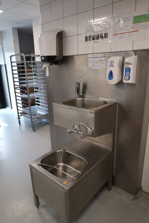 Håndvaskestation, papirdispenser, sæbedispenser