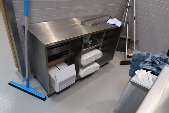 Rustfri stålbord med indhold