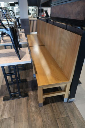 3 stk. borde, 4 stk. stole samt 2 stk. bænke