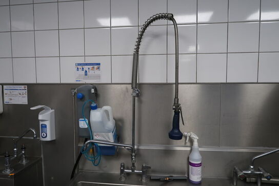 Rustfri stålvaske med armatur m.m.