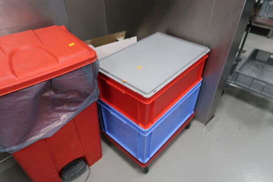 Skraldespand samt plastikkasser