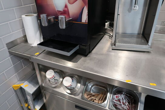 Rustfri stålbord med indhold (2 stk. maskiner medfølger ikke)