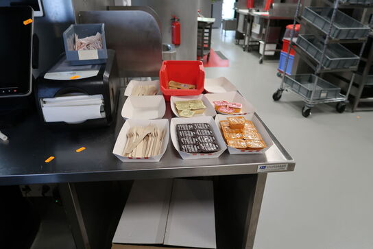 Rustfri stålbord med indhold (kasseapparat medfølger ikke)