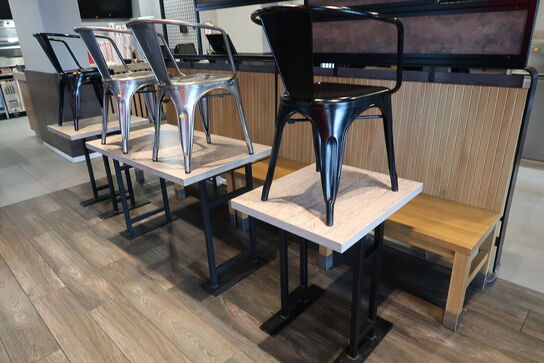 3 stk. borde, 4 stk. stole samt 2 stk. bænke