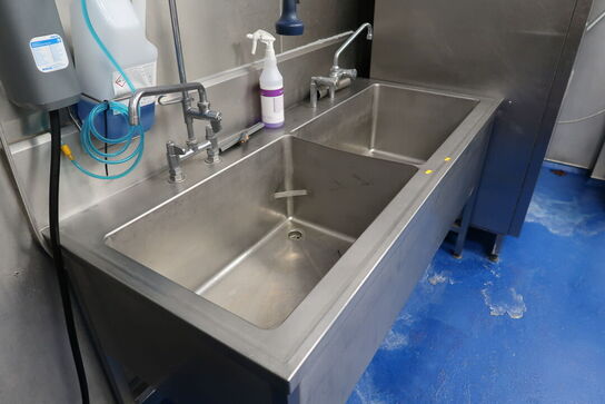 Rustfri stålvaske med armatur m.m.