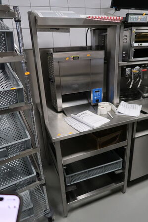 Rustfri stålbord med indhold (brødrister medfølger ikke)