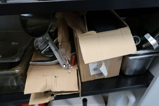 Stålskab med div. Køkkenudstyr (fritureolietester medfølger ikke)