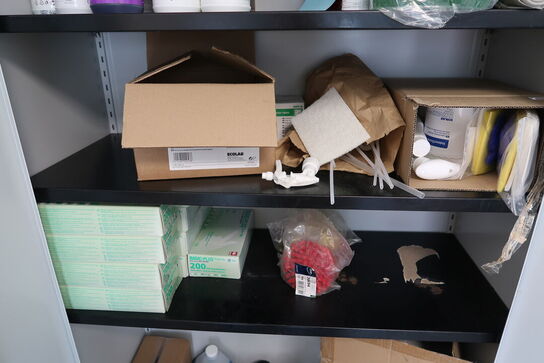 Stålskab med div. Rengøringsmidler