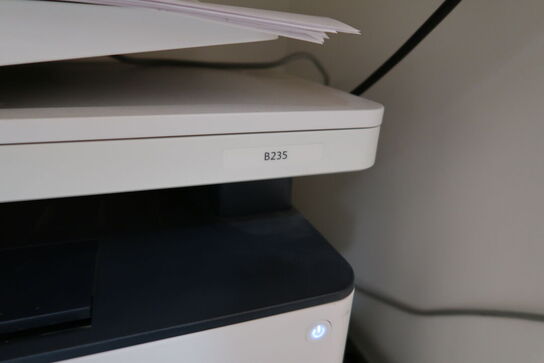 Kontorstol samt printer XEROX B235 og pengeskab