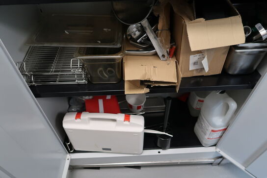 Stålskab med div. Køkkenudstyr (fritureolietester medfølger ikke)