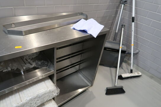 Rustfri stålbord med indhold