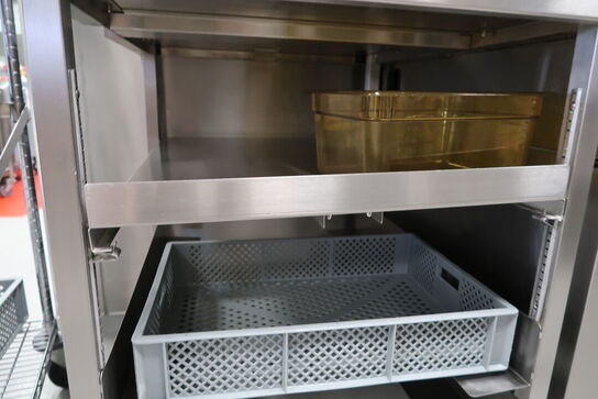 Rustfri stålbord med indhold (brødrister medfølger ikke)