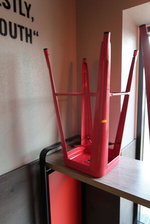 Barbord med 5 stk. barstole