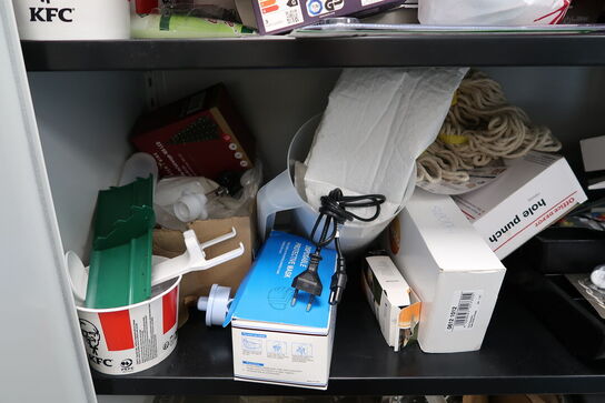 Stålskab med div. Køkkenudstyr (fritureolietester medfølger ikke)