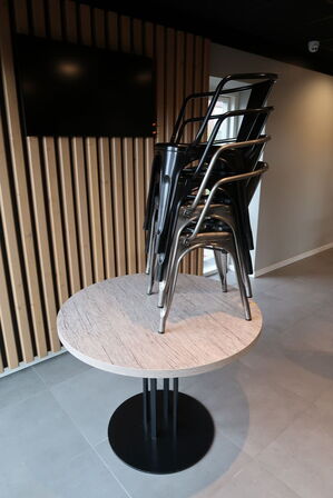 2 stk. borde med 8 stk. stole