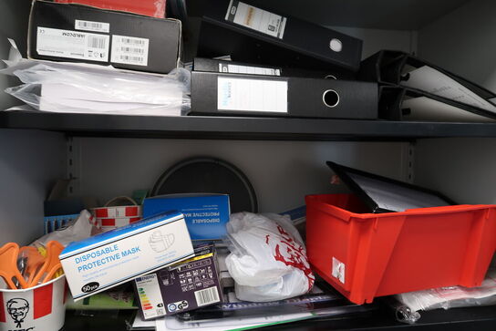 Stålskab med div. Køkkenudstyr (fritureolietester medfølger ikke)