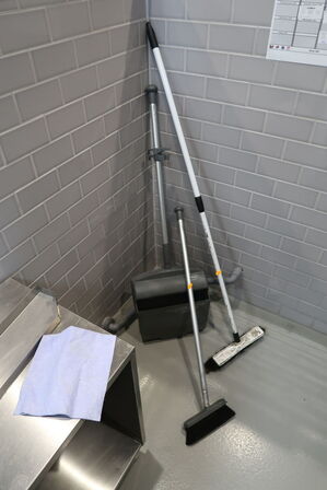 Div. Rengøringsartikler samt trappestige