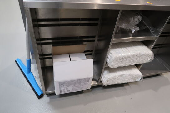 Rustfri stålbord med indhold