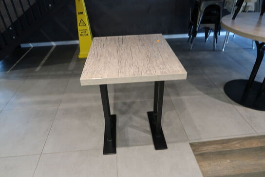 2 stk. borde, 6 stk. stole samt 4 stk. børnestole