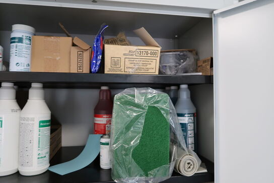 Stålskab med div. Rengøringsmidler