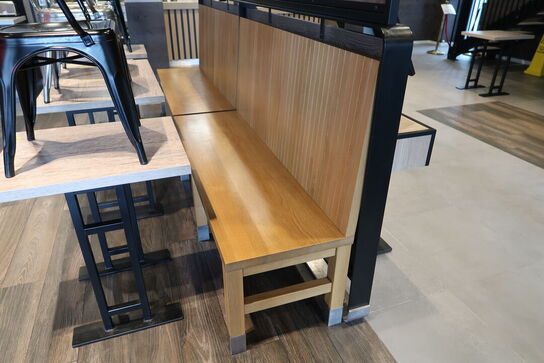 3 stk. borde, 4 stk. stole samt 2 stk. bænke